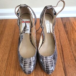INC pumps size 7